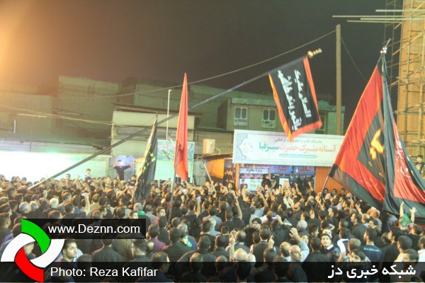  برپایی پرچم عزای حسینی شهرستان دزفول در حرم مطهر سبزقبا (ع)